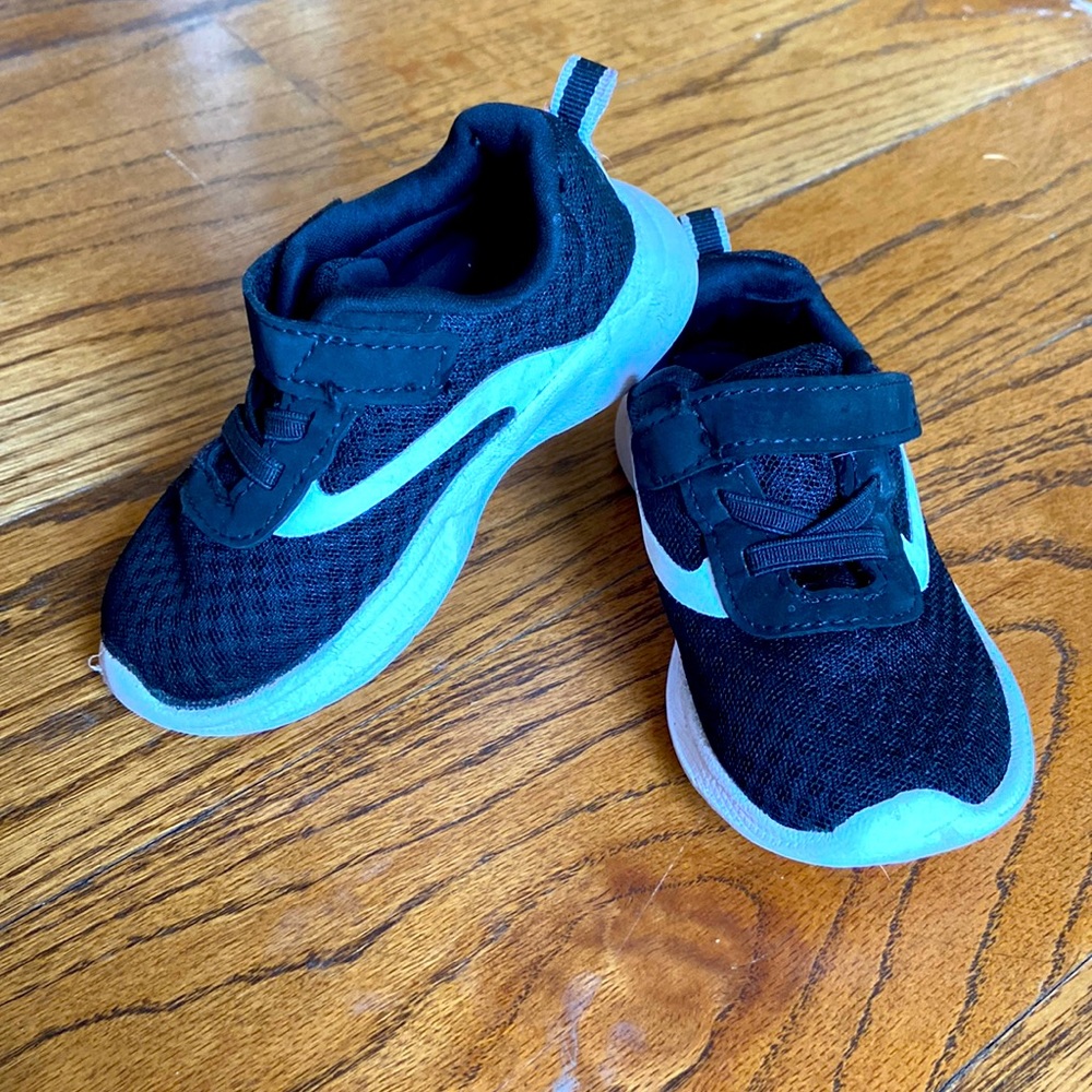Toddle sneakers with velcro strap size 6